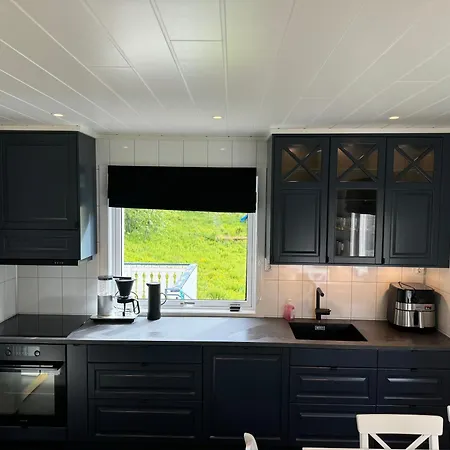 Villa Enebolig Med Eventyrlig Beliggenhet Like Ved Sjoen I Lofoten