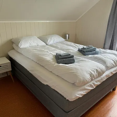 Enebolig Med Eventyrlig Beliggenhet Like Ved Sjoen I Lofoten Sund