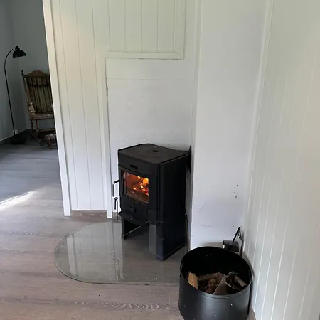 Enebolig Med Eventyrlig Beliggenhet Like Ved Sjoen I Lofoten * Sund (Nordland)