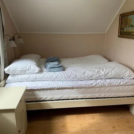 Villa Enebolig Med Eventyrlig Beliggenhet Like Ved Sjoen I Lofoten