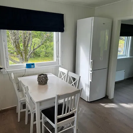 Enebolig Med Eventyrlig Beliggenhet Like Ved Sjoen I Lofoten Villa Sund (Nordland)