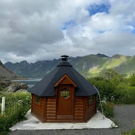 Villa Enebolig Med Eventyrlig Beliggenhet Like Ved Sjoen I Lofoten Sund (Nordland)