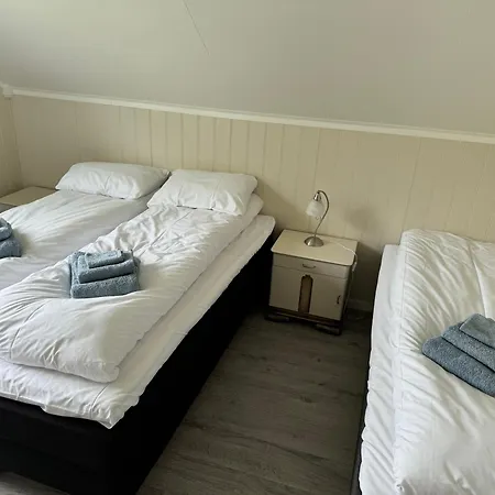 Enebolig Med Eventyrlig Beliggenhet Like Ved Sjoen I Lofoten Villa *