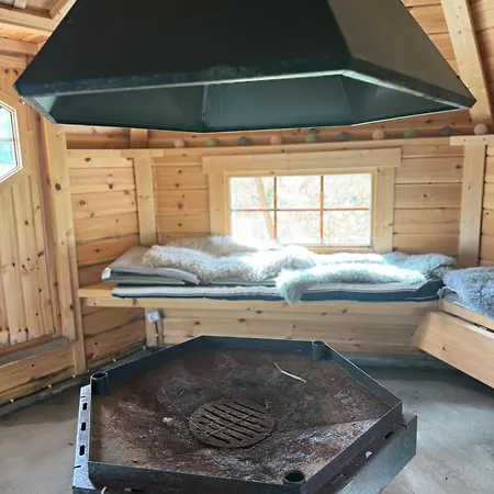 Villa Enebolig Med Eventyrlig Beliggenhet Like Ved Sjoen I Lofoten