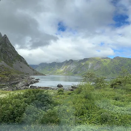 Enebolig Med Eventyrlig Beliggenhet Like Ved Sjoen I Lofoten *
