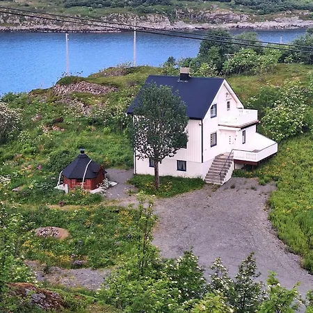 Villa Enebolig Med Eventyrlig Beliggenhet Like Ved Sjoen I Lofoten