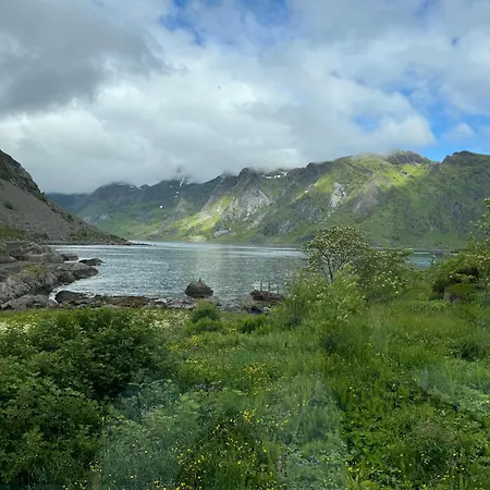 Enebolig Med Eventyrlig Beliggenhet Like Ved Sjoen I Lofoten * Sund (Nordland)