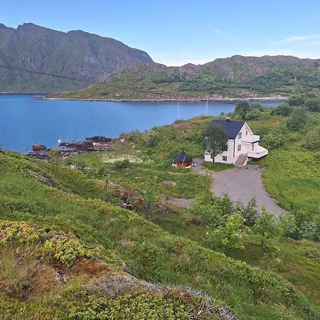 Villa Enebolig Med Eventyrlig Beliggenhet Like Ved Sjoen I Lofoten