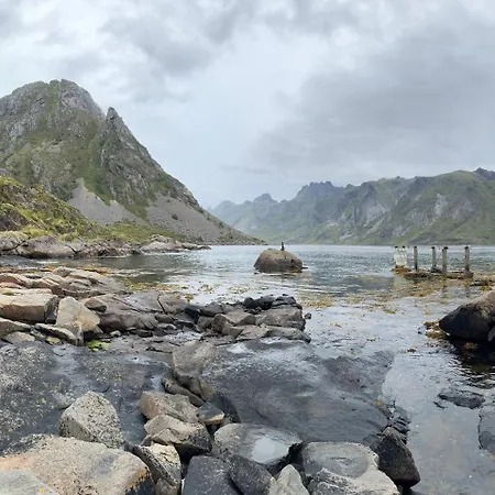 Enebolig Med Eventyrlig Beliggenhet Like Ved Sjoen I Lofoten * Sund (Nordland)