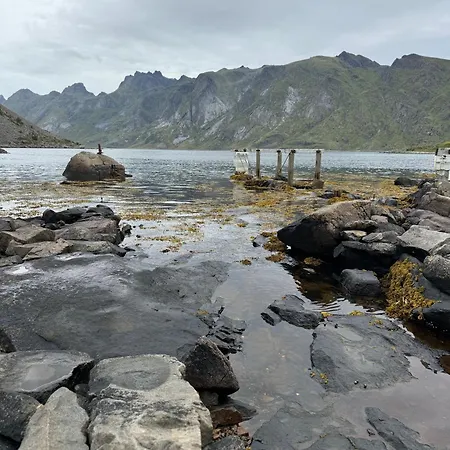 Villa Enebolig Med Eventyrlig Beliggenhet Like Ved Sjoen I Lofoten *
