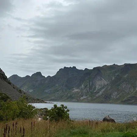 Enebolig Med Eventyrlig Beliggenhet Like Ved Sjoen I Lofoten * Sund (Nordland)