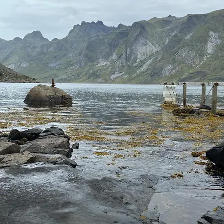 Enebolig Med Eventyrlig Beliggenhet Like Ved Sjoen I Lofoten *