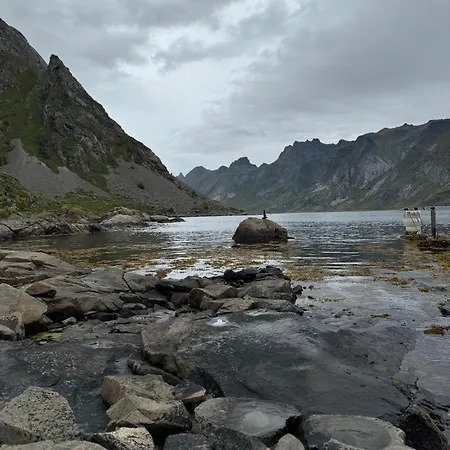 Enebolig Med Eventyrlig Beliggenhet Like Ved Sjoen I Lofoten