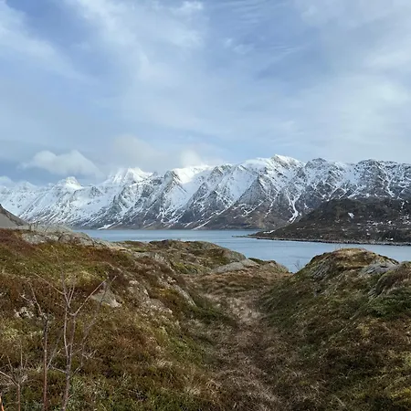 Enebolig Med Eventyrlig Beliggenhet Like Ved Sjoen I Lofoten *