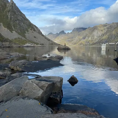 Enebolig Med Eventyrlig Beliggenhet Like Ved Sjoen I Lofoten *