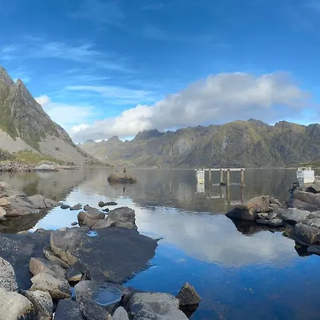 Enebolig Med Eventyrlig Beliggenhet Like Ved Sjoen I Lofoten * Sund (Nordland)
