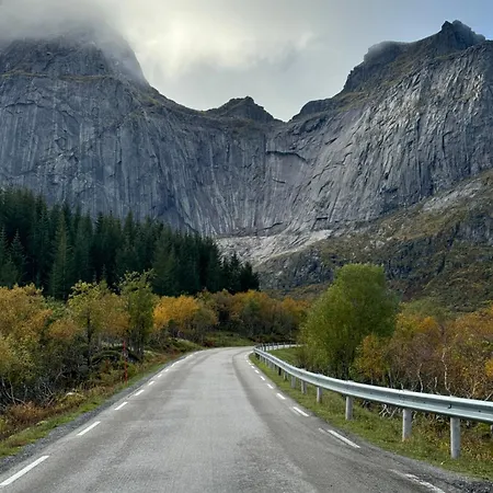 Villa Enebolig Med Eventyrlig Beliggenhet Like Ved Sjoen I Lofoten