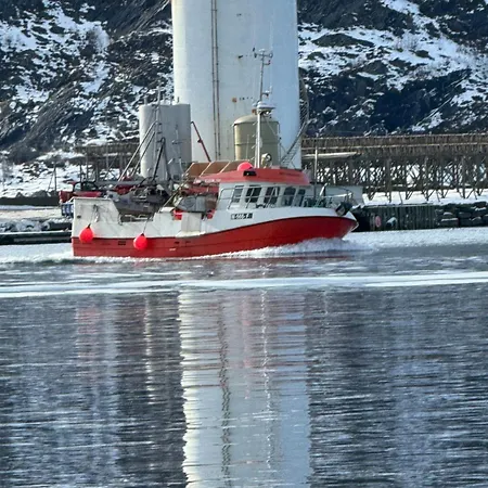 Villa Enebolig Med Eventyrlig Beliggenhet Like Ved Sjoen I Lofoten *