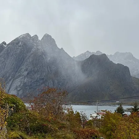 Enebolig Med Eventyrlig Beliggenhet Like Ved Sjoen I Lofoten Villa