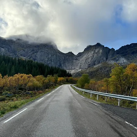 Enebolig Med Eventyrlig Beliggenhet Like Ved Sjoen I Lofoten Villa Sund (Nordland)