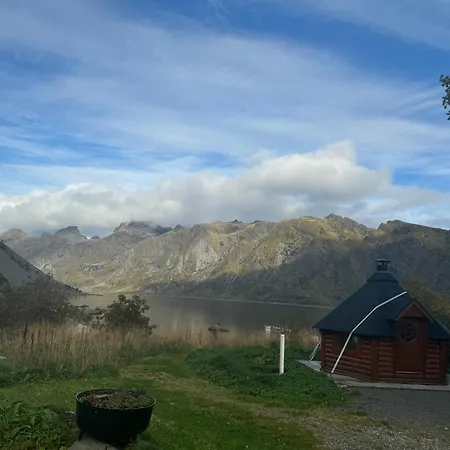 Enebolig Med Eventyrlig Beliggenhet Like Ved Sjoen I Lofoten