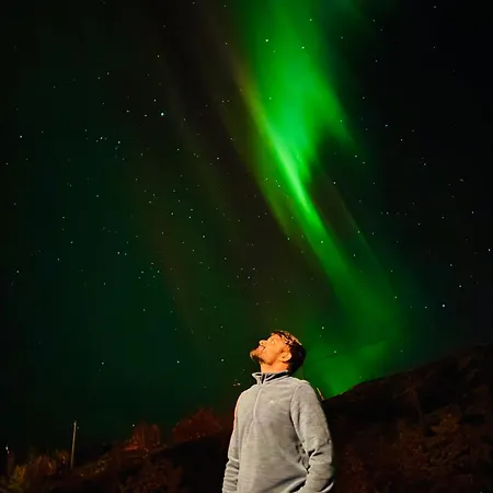 Villa Enebolig Med Eventyrlig Beliggenhet Like Ved Sjoen I Lofoten