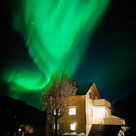 Villa Enebolig Med Eventyrlig Beliggenhet Like Ved Sjoen I Lofoten Sund (Nordland)