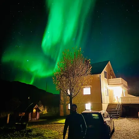 Enebolig Med Eventyrlig Beliggenhet Like Ved Sjoen I Lofoten Villa *