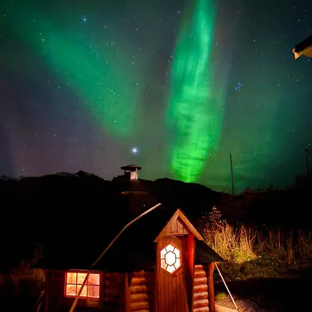 Villa Enebolig Med Eventyrlig Beliggenhet Like Ved Sjoen I Lofoten *