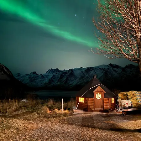 Enebolig Med Eventyrlig Beliggenhet Like Ved Sjoen I Lofoten Villa Sund (Nordland)