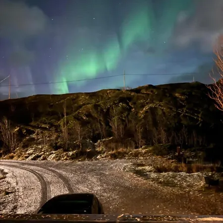 Enebolig Med Eventyrlig Beliggenhet Like Ved Sjoen I Lofoten