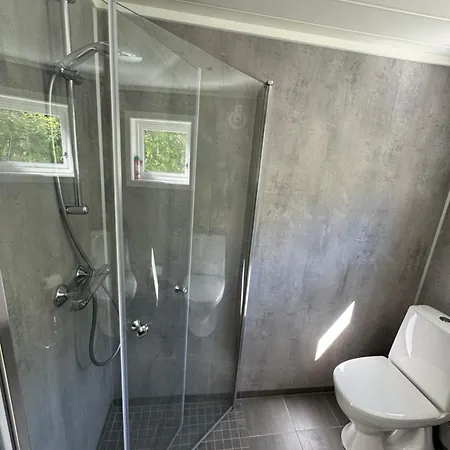 Villa Enebolig Med Eventyrlig Beliggenhet Like Ved Sjoen I Lofoten