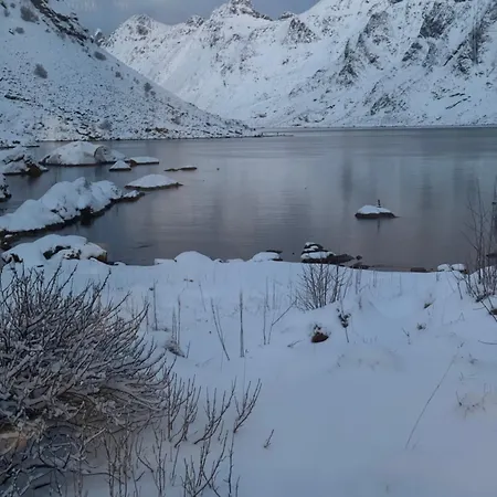 Enebolig Med Eventyrlig Beliggenhet Like Ved Sjoen I Lofoten Villa Sund (Nordland)