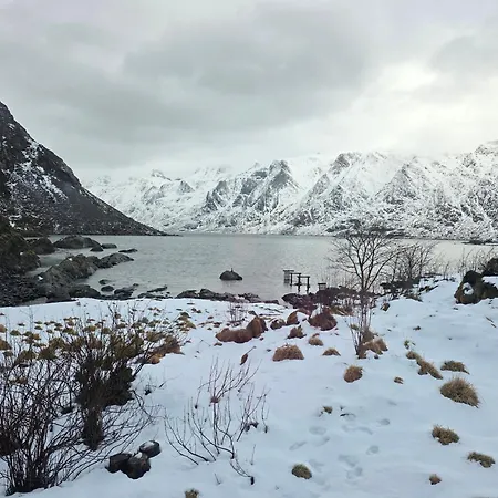 Enebolig Med Eventyrlig Beliggenhet Like Ved Sjoen I Lofoten * Sund (Nordland)