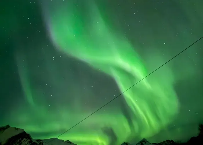 Enebolig Med Eventyrlig Beliggenhet Like Ved Sjoen I Lofoten Villa