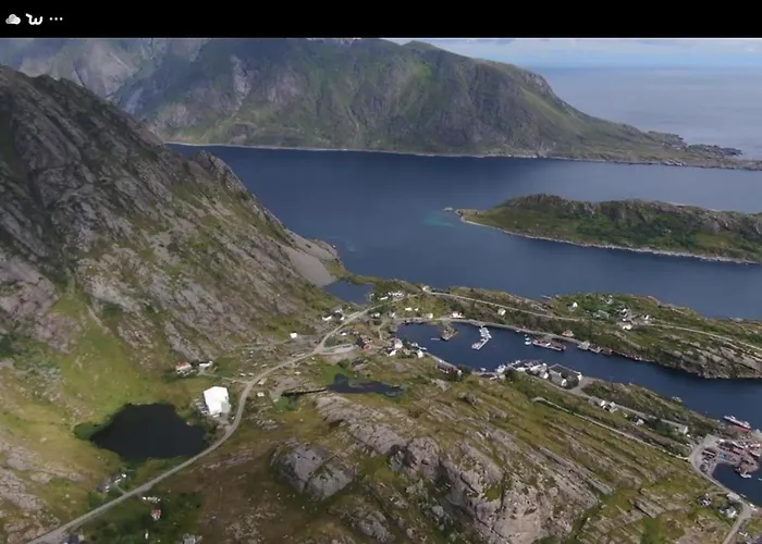 Enebolig Med Eventyrlig Beliggenhet Like Ved Sjoen I Lofoten