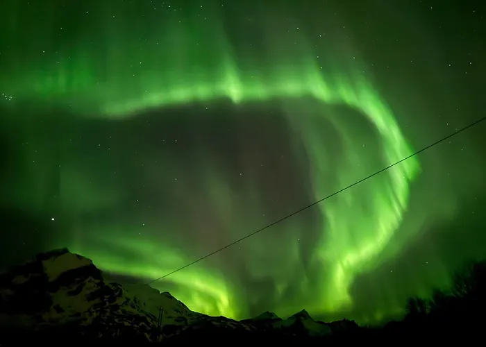 Villa Enebolig Med Eventyrlig Beliggenhet Like Ved Sjoen I Lofoten