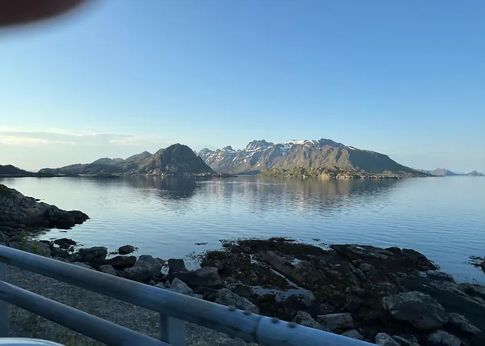Enebolig Med Eventyrlig Beliggenhet Like Ved Sjoen I Lofoten *
