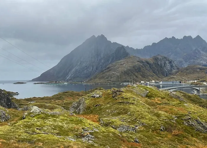 Enebolig Med Eventyrlig Beliggenhet Like Ved Sjoen I Lofoten * Sund (Nordland)