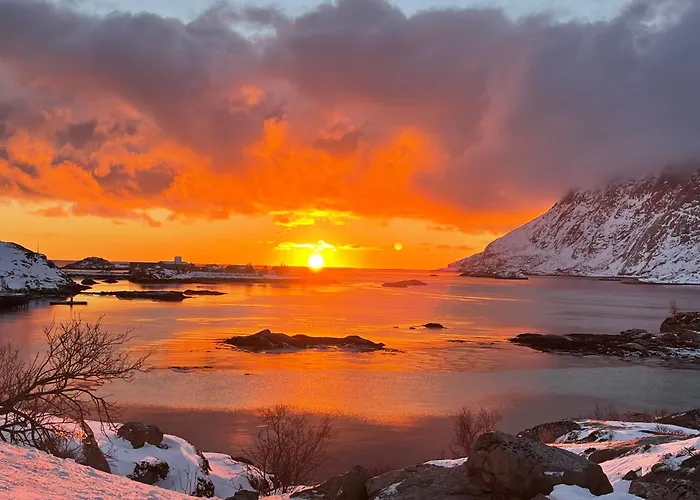 Enebolig Med Eventyrlig Beliggenhet Like Ved Sjoen I Lofoten * Sund (Nordland)