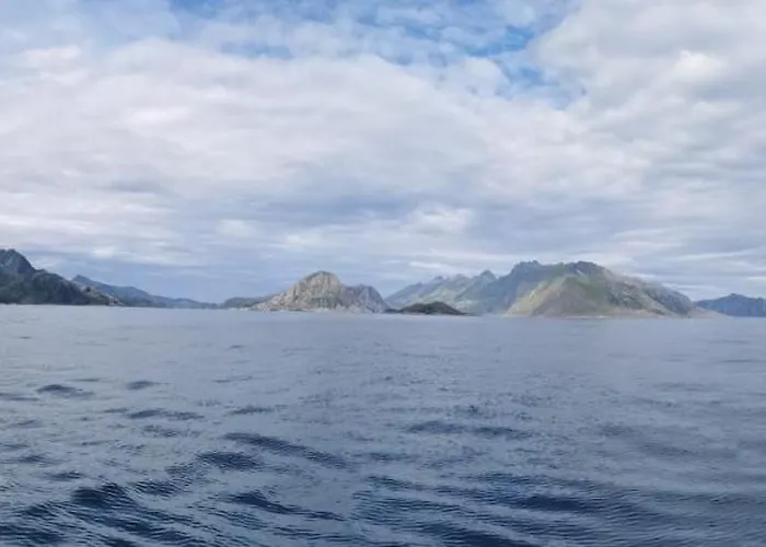 Enebolig Med Eventyrlig Beliggenhet Like Ved Sjoen I Lofoten *