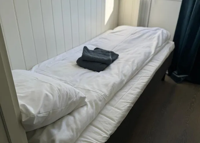 Enebolig Med Eventyrlig Beliggenhet Like Ved Sjoen I Lofoten Villa