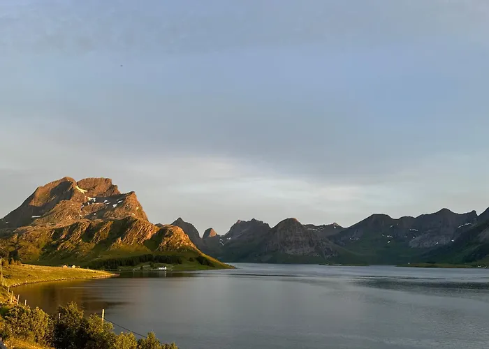 Enebolig Med Eventyrlig Beliggenhet Like Ved Sjoen I Lofoten