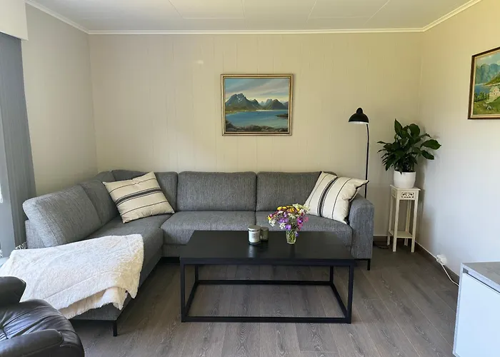 Enebolig Med Eventyrlig Beliggenhet Like Ved Sjoen I Lofoten *
