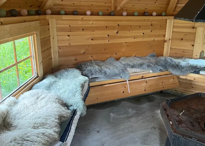 Enebolig Med Eventyrlig Beliggenhet Like Ved Sjoen I Lofoten