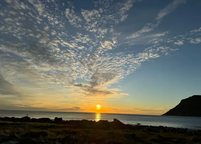 Enebolig Med Eventyrlig Beliggenhet Like Ved Sjoen I Lofoten