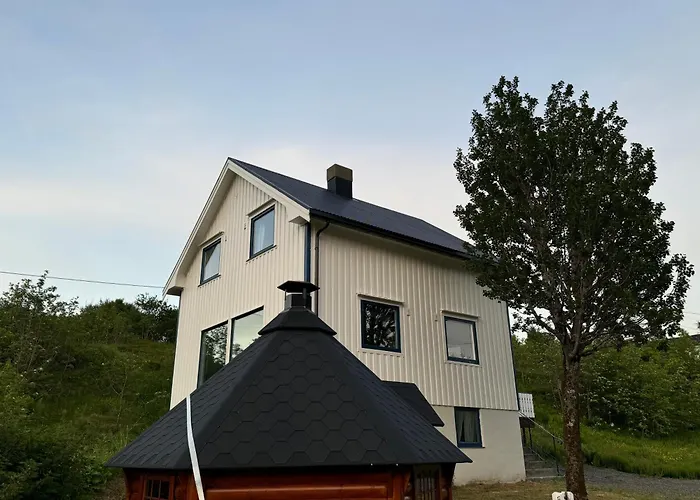 Enebolig Med Eventyrlig Beliggenhet Like Ved Sjoen I Lofoten Villa