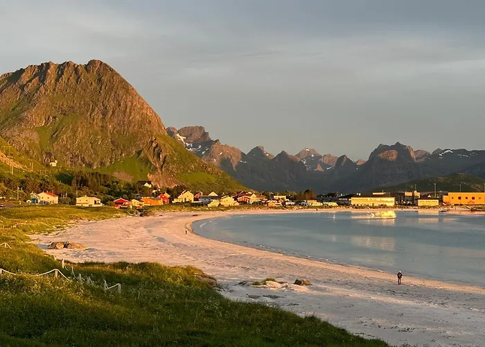 Villa Enebolig Med Eventyrlig Beliggenhet Like Ved Sjoen I Lofoten *