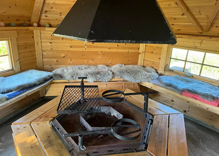 Villa Enebolig Med Eventyrlig Beliggenhet Like Ved Sjoen I Lofoten *