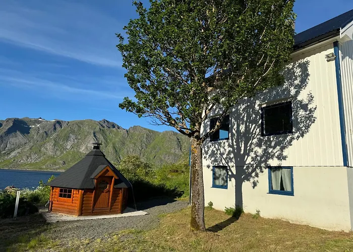 Enebolig Med Eventyrlig Beliggenhet Like Ved Sjoen I Lofoten *
